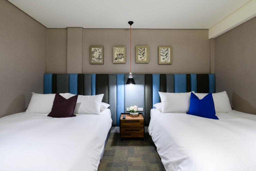 2 Betten nebeneinander in einem Zimmer in der Unterkunft Chez Taipei No 5 in Taipeh