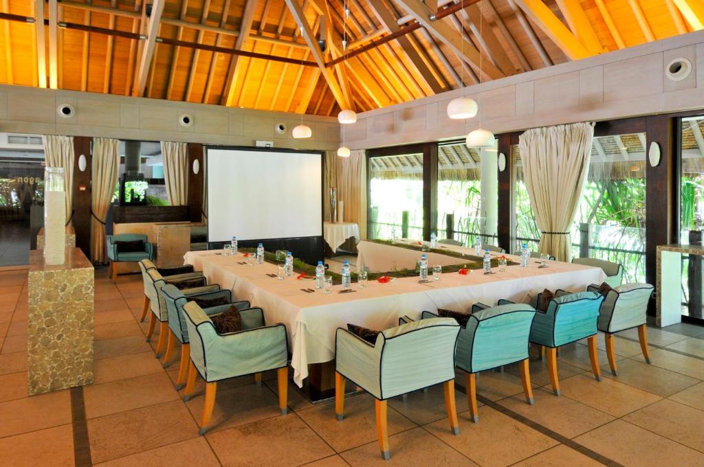une grande salle à manger avec une grande table et des chaises dans l'établissement InterContinental Bora Bora & Thalasso Spa, an IHG Hotel, à Bora Bora