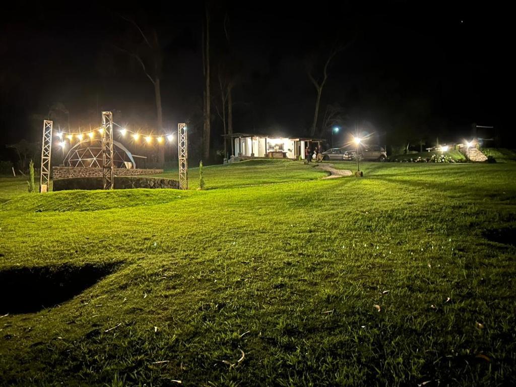 un parque de noche con luces en el césped en Quinta San Felipe en Atuntaqui