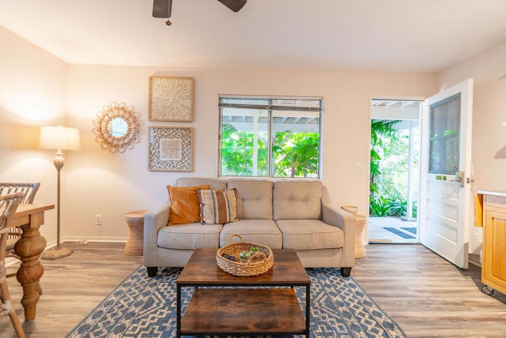 ein Wohnzimmer mit einem Sofa und einem Tisch in der Unterkunft Delightful Cottage in Seaside Town of La Jolla Village in San Diego