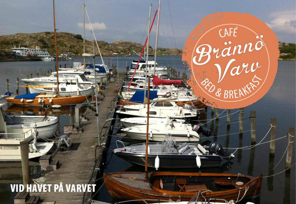 Er liggen boten in een jachthaven. bij Brännö Varv Bed & Breakfast in Brännö