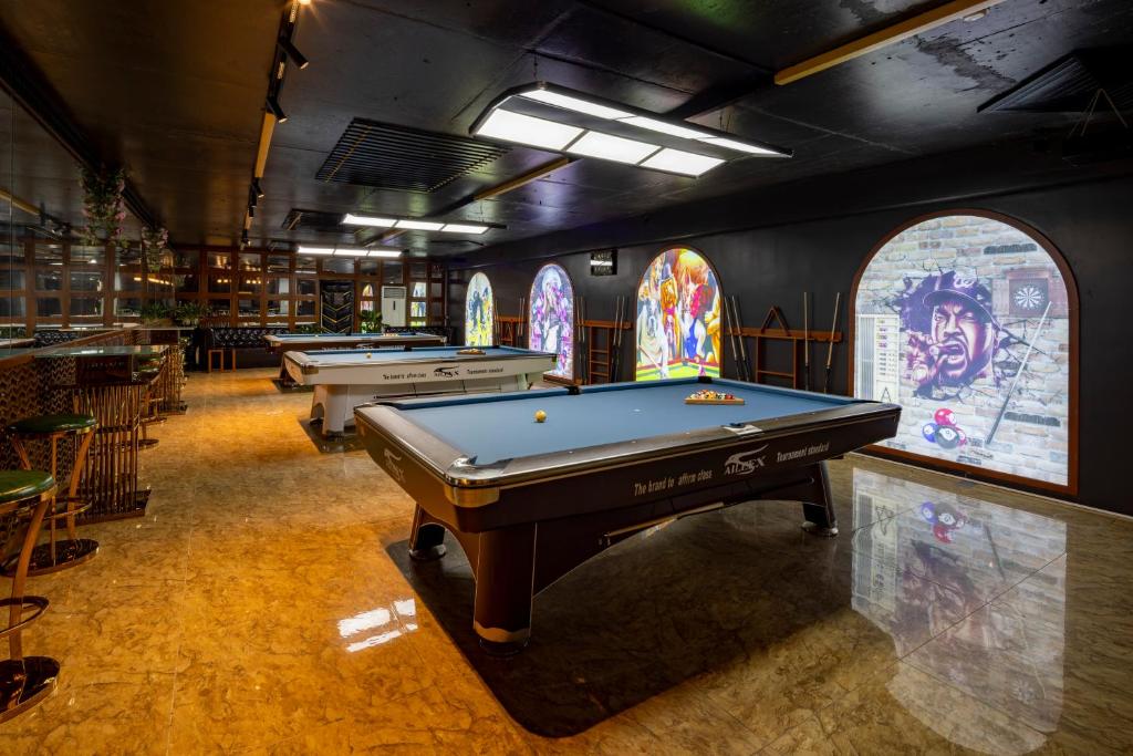 Biliár nebo kulečník v ubytování Diamond Luxury Hotel