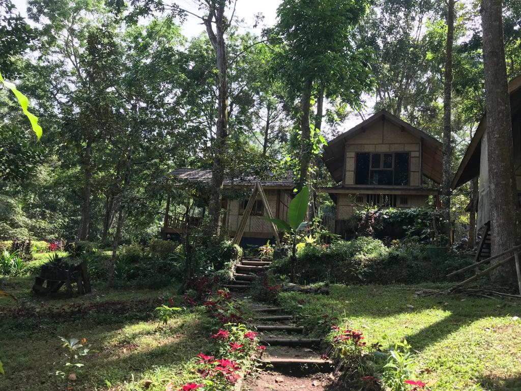 a small house in the middle of a yard at Joben Ecolodge in Tetebatu