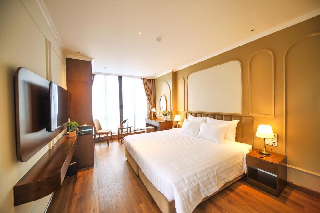 TV a/nebo společenská místnost v ubytování L'amant de Hanoi Hotel - khách sạn Lamant de Hà Nội