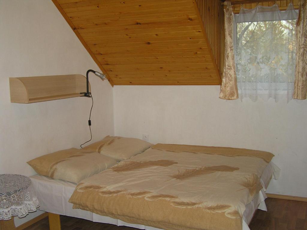 Postel nebo postele na pokoji v ubytování Chata Sovička Podhájska