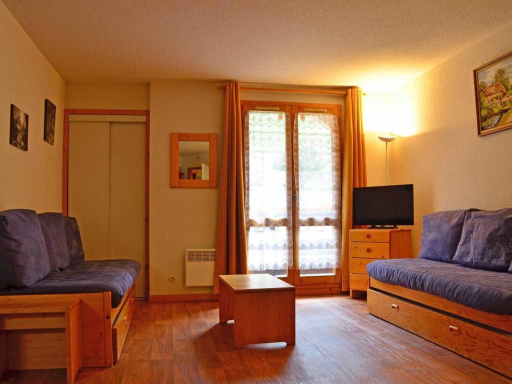 a living room with a couch and a tv at Charmant 2 pièces à Montchavin, près des pistes, pour 5 pers. - Balcons, équipements complets, parking - FR-1-329-1 in Bellentre