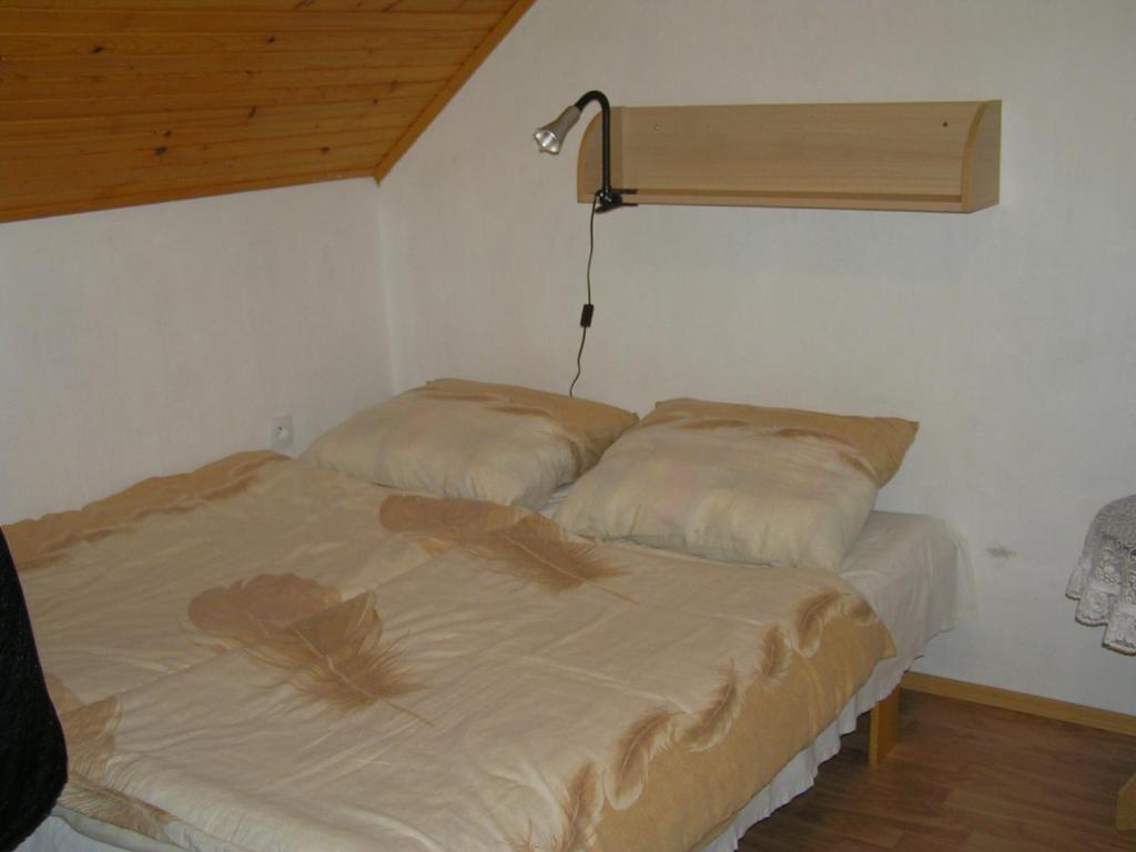 Postel nebo postele na pokoji v ubytování Chata Sovička Podhájska