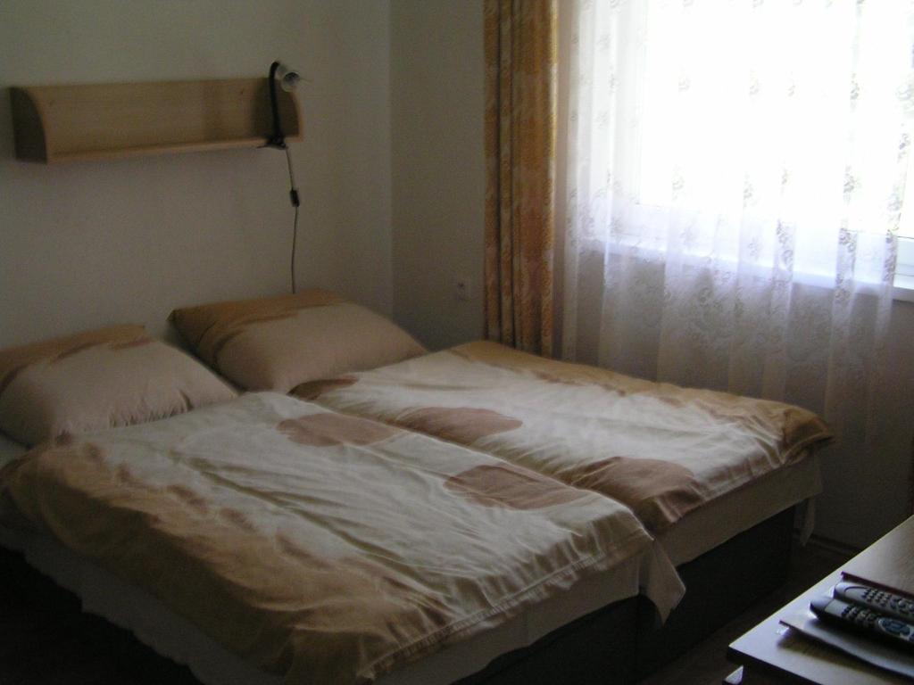Postel nebo postele na pokoji v ubytování Chata Sovička Podhájska