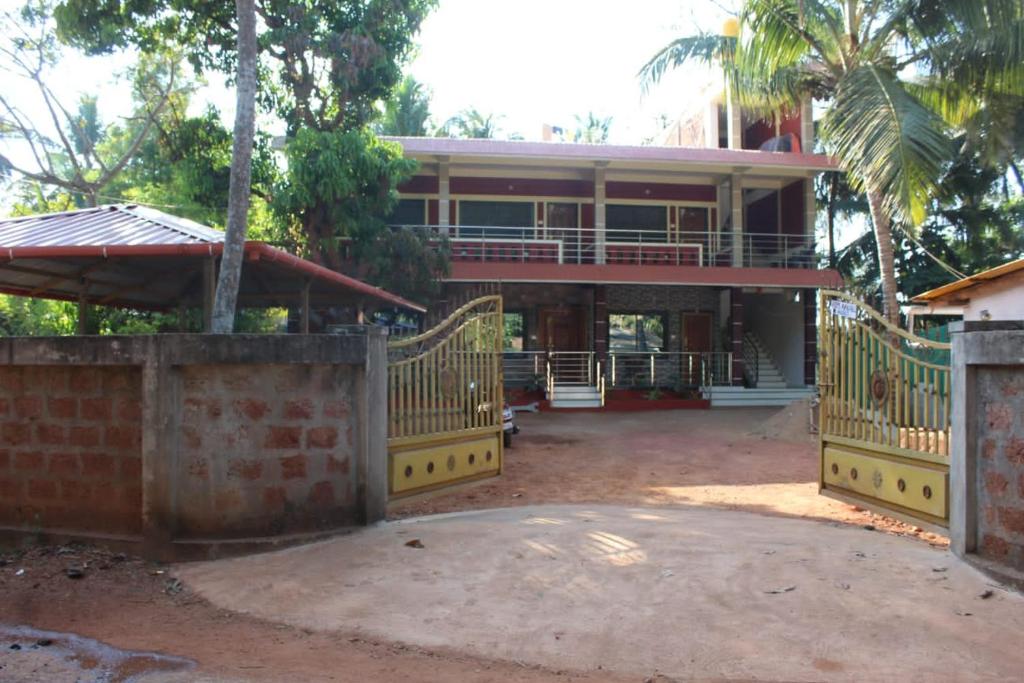 Casa grande con porche y edificio en Hope villa homestay en Gokarna