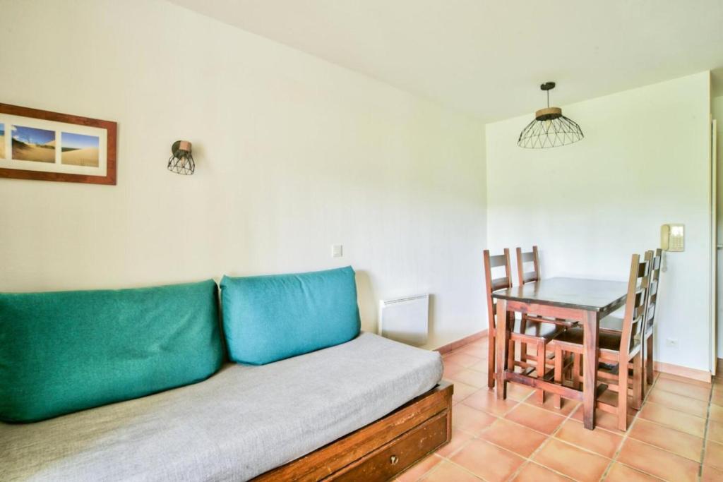 un salon avec un canapé et une table dans l'établissement Le Domaine du Golf de Pinsolle - maeva Home - Appartement 2 Pièces 5 Personnes - Confort MAE-3626, à Soustons