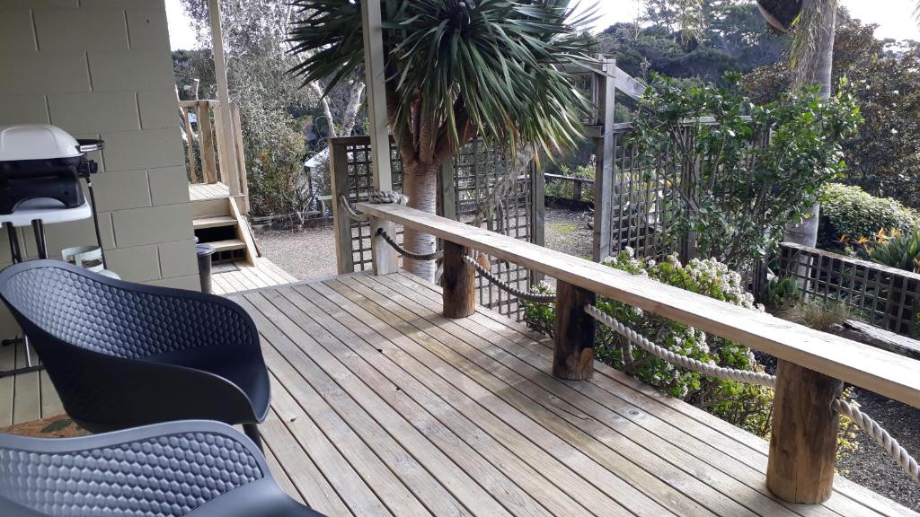 Balkón nebo terasa v ubytování Pipiroa Bay Homestay
