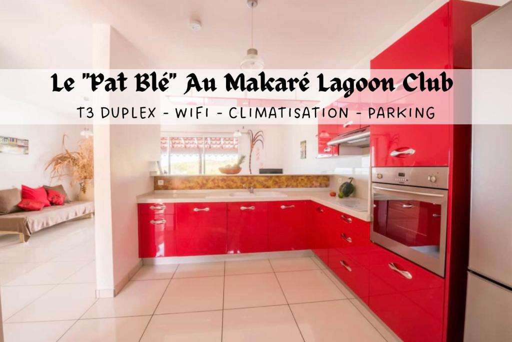 eine Küche mit roten Schränken und einem roten Kühlschrank in der Unterkunft Le PatBle au Makaré Lagoon Club in Le Vauclin