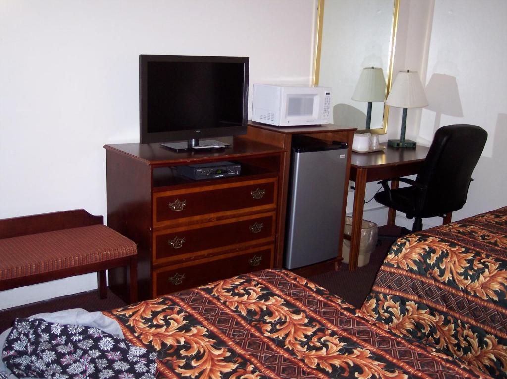 TV a/nebo společenská místnost v ubytování Shore Hills Motel