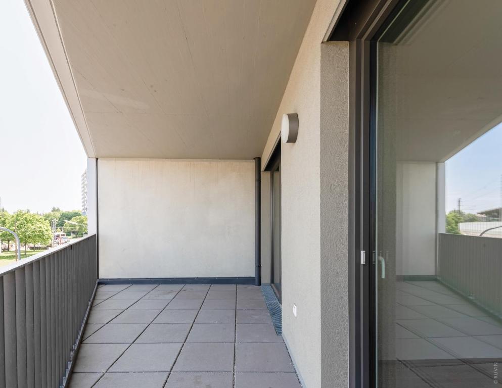 Ein Balkon oder eine Terrasse in der Unterkunft Whats-App Self-Check-IN - 1BR Apartment, near airport,15 min to Center