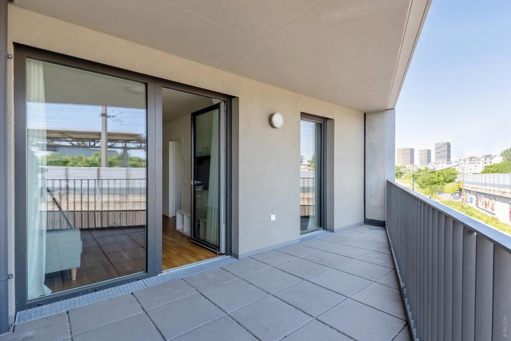 Ein Balkon oder eine Terrasse in der Unterkunft Whats-App Self-Check-IN - 1BR Apartment, near airport,15 min to Center
