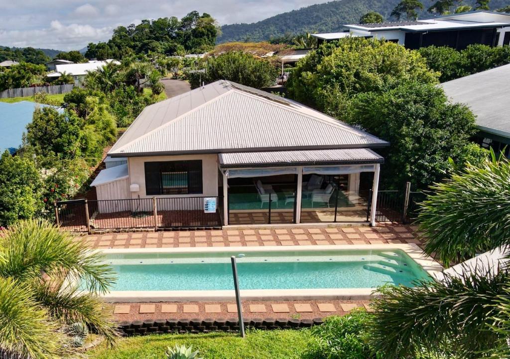 una vista aérea de una casa con piscina en Le Reve, en Mission Beach