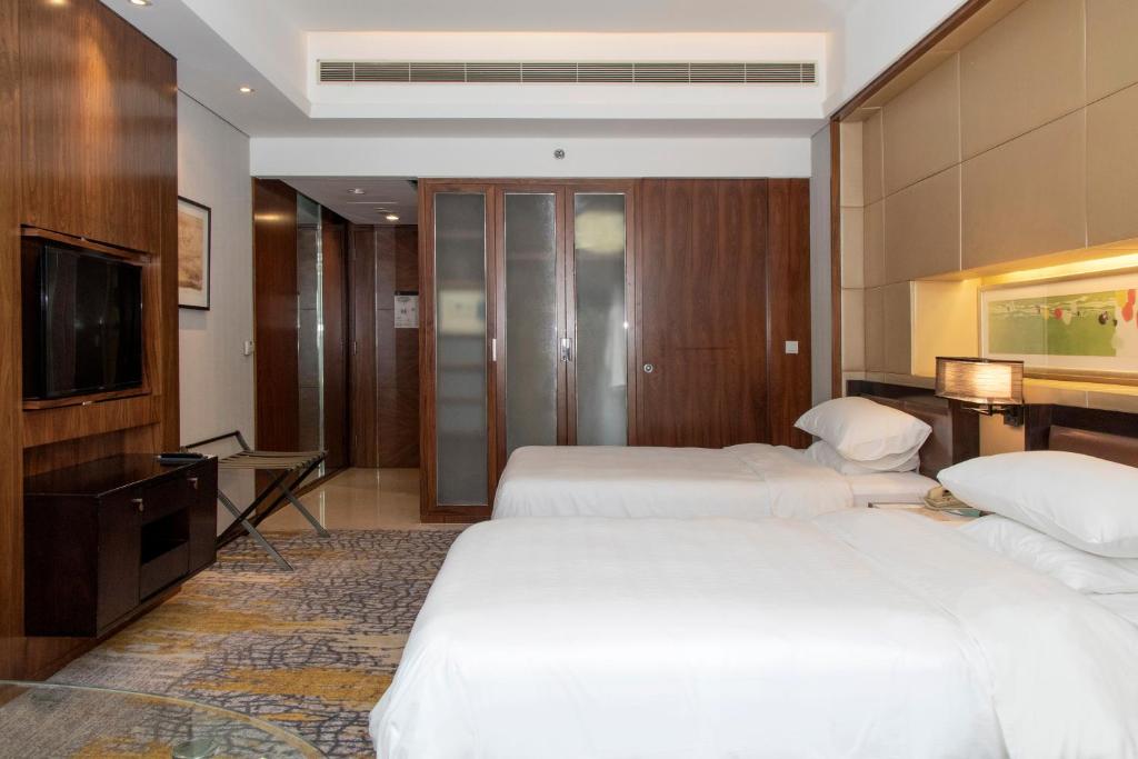 Postel nebo postele na pokoji v ubytování Sheraton Grand Shanghai Pudong Hotel & Residences