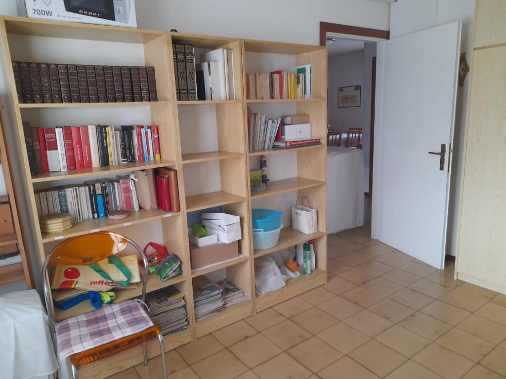 een boekenplank gevuld met veel boeken bij Casa La Stazione in Cesenatico