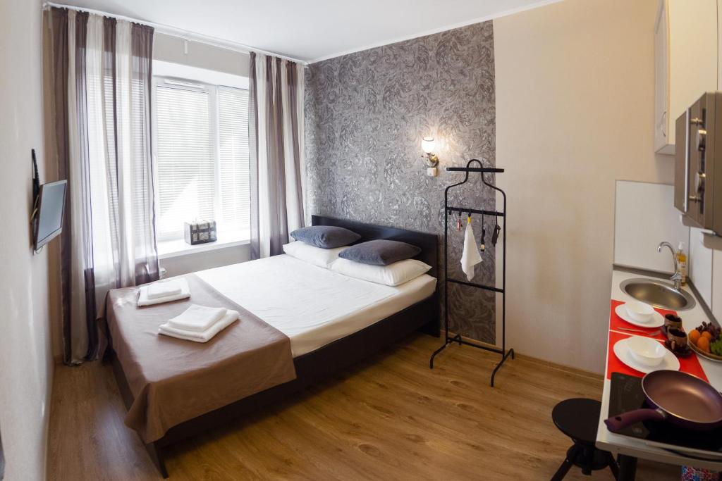 una camera con un letto di Mini-Apartment Your Studio - 1 a Ekaterinburg