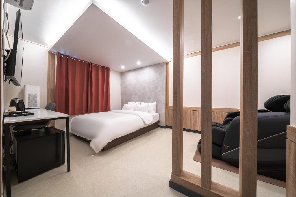 um quarto de hotel com uma cama e uma televisão em Hotel Centro Stay em Incheon