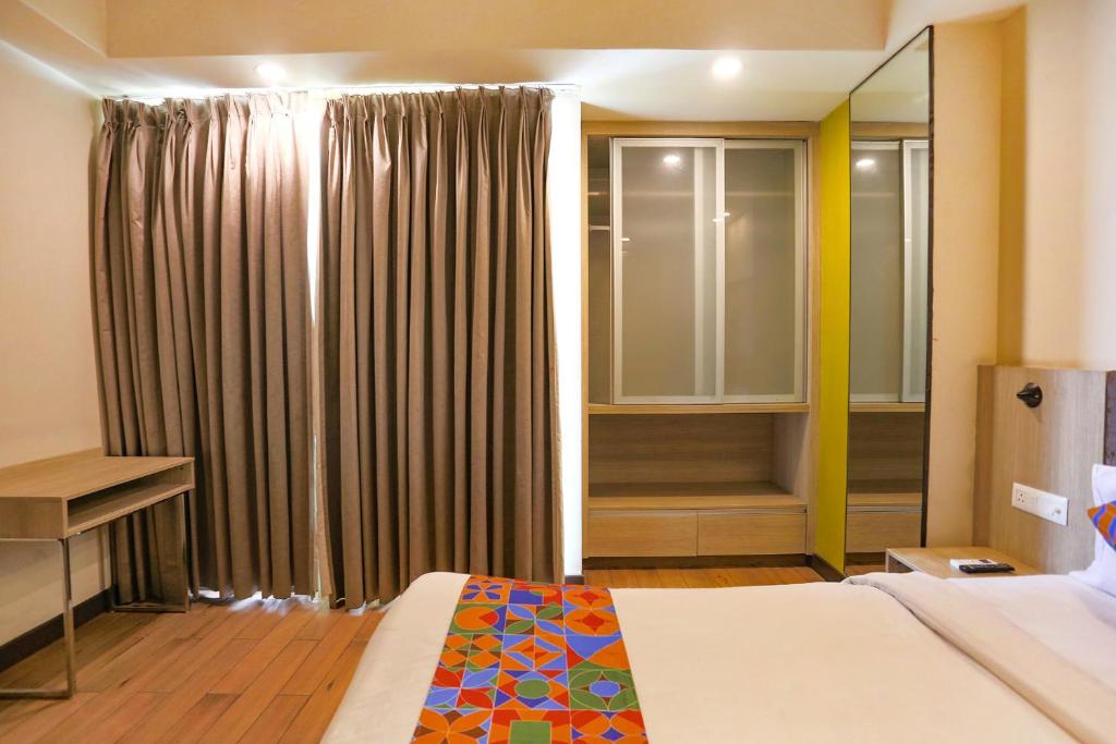 Postel nebo postele na pokoji v ubytování FabHotel Sapphire 83