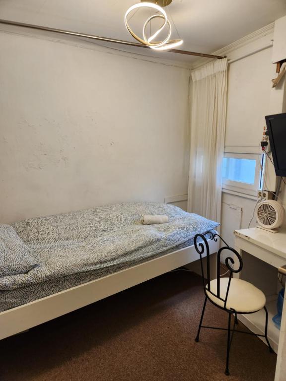Hostel Metro - Single Room With Private Bathroom