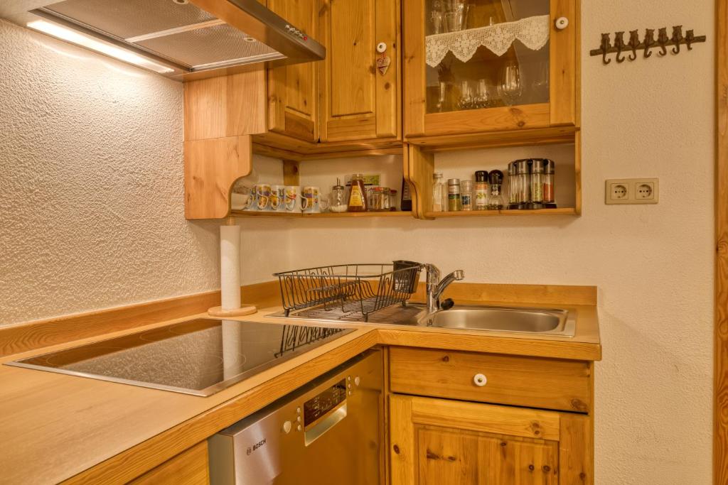 Kuchyň nebo kuchyňský kout v ubytování Waldhäuschen ADAM - Charmantes Refugium zum Abschalten