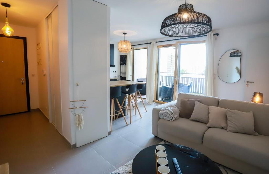 un salon avec un canapé et une table dans l'établissement Gambetta calme et confort avec balcon a Annecy, à Annecy