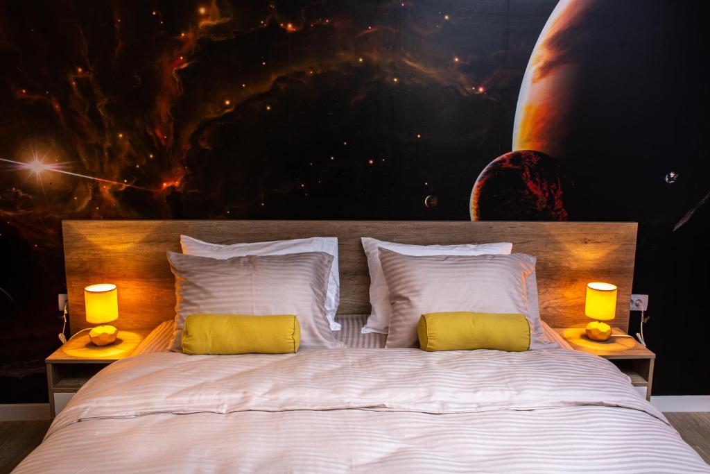 Postel nebo postele na pokoji v ubytování Galaxy Apartments