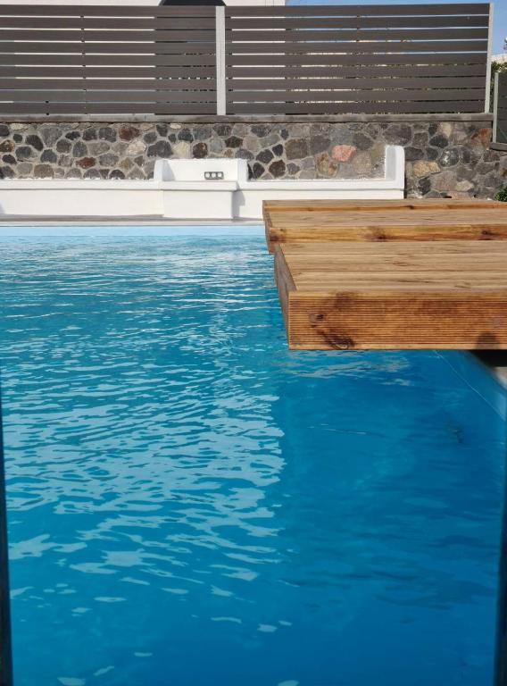 Bazén v ubytování BlackStone Luxury Suites nebo v jeho okolí