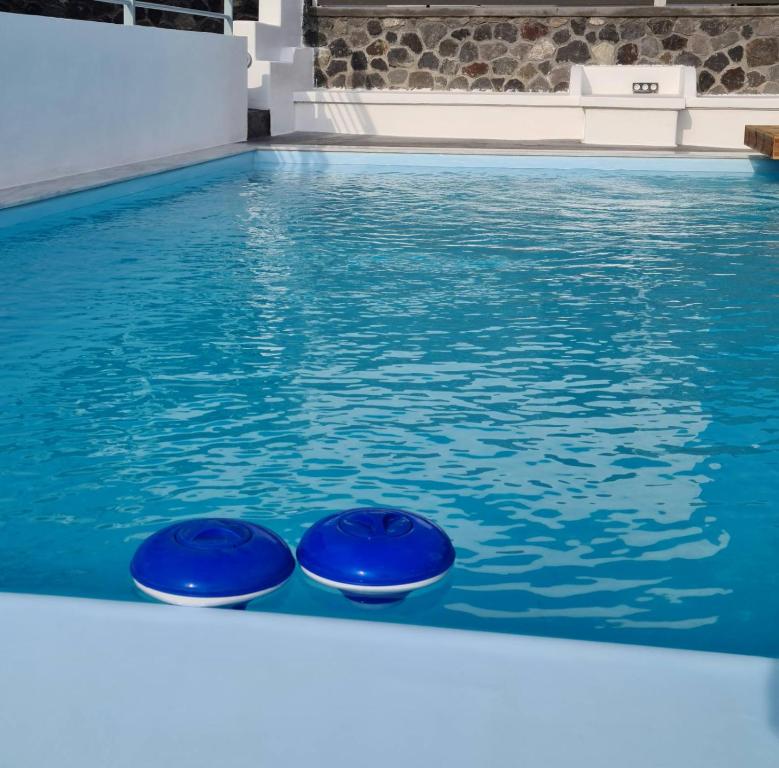 Bazén v ubytování BlackStone Luxury Suites nebo v jeho okolí
