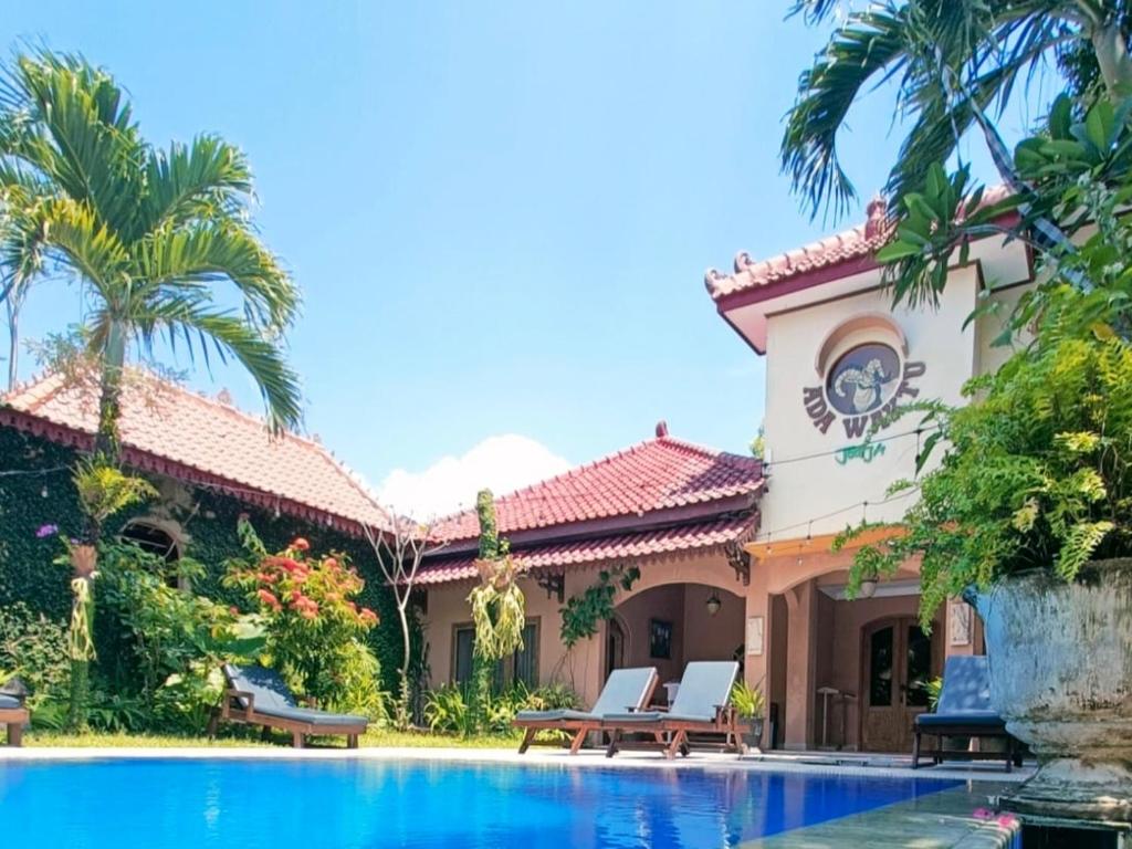 日惹的住宿－Ada Waktu Homestay，一座房子前面设有游泳池
