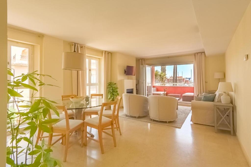 salon ze stołem i krzesłami w obiekcie Luxury apartment Sotogrande w mieście San Roque