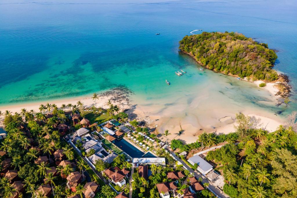 una vista aerea di una spiaggia con case e l'oceano di Nakamanda Resort and Spa- SHA Plus a Klong Muang Beach