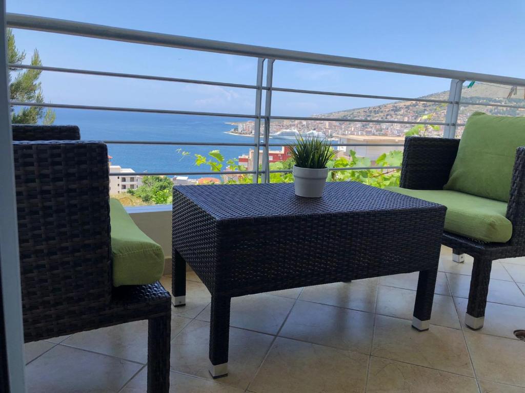 d'une table et de chaises sur un balcon avec vue sur l'océan. dans l'établissement Theona Apartments, à Saranda