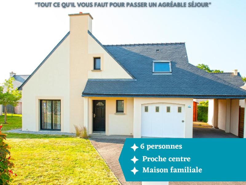 una casa con una casa bianca con un garage di Maison familiale-COSY a Sainte-Anne-d'Auray