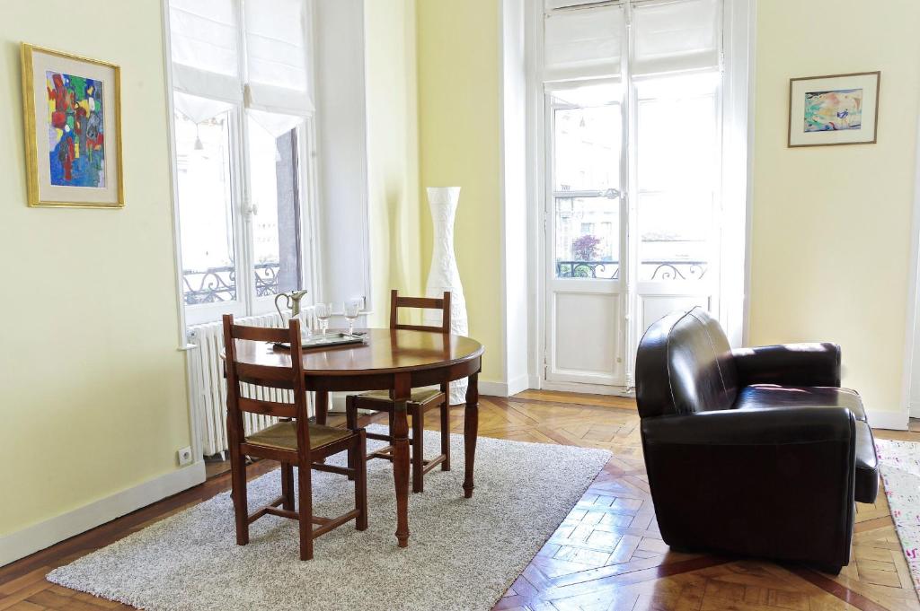 une salle à manger avec une table et une chaise dans l'établissement Louis Combes - Appartement 1 chambre avec parking, à Bordeaux