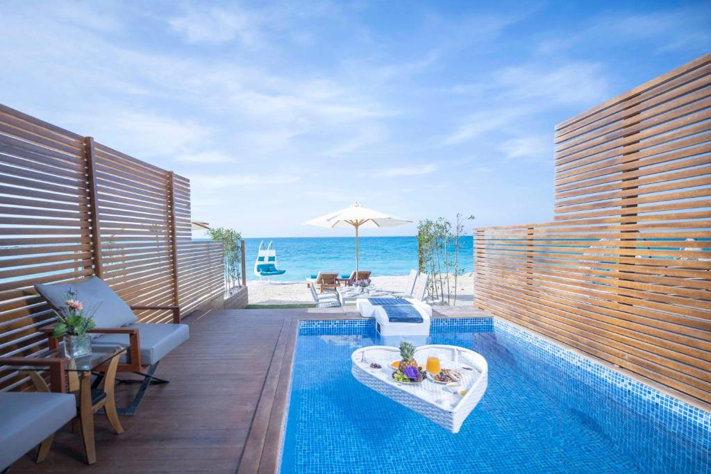 - une piscine avec vue sur l'océan dans l'établissement X Eastern Sidi Abdel Rahman Hotel, à El Alamein