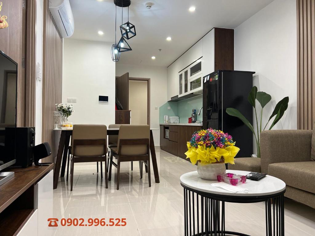 Long Bình的住宿－Luxury Apartment-Vinhomes Grand Park Quận 9-Bống Homestay，客厅以及带桌椅的厨房。