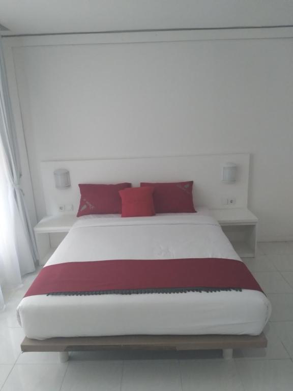 Postel nebo postele na pokoji v ubytování Poppies Senggigi Hostel