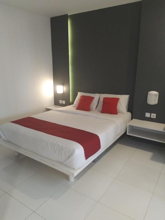 Postel nebo postele na pokoji v ubytování Poppies Senggigi Hostel