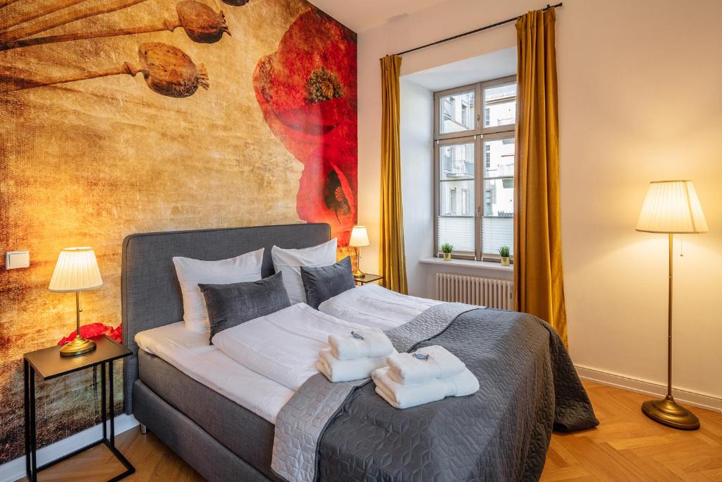 una camera da letto con un grande letto con asciugamani di Acapella Suite Allegro 76qm I Altstadt l Weinberg a Heppenheim