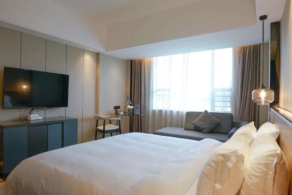 Postel nebo postele na pokoji v ubytování Paco Hotel Datang Metro Guangzhou