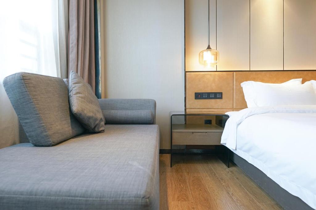 Postel nebo postele na pokoji v ubytování Paco Hotel Datang Metro Guangzhou