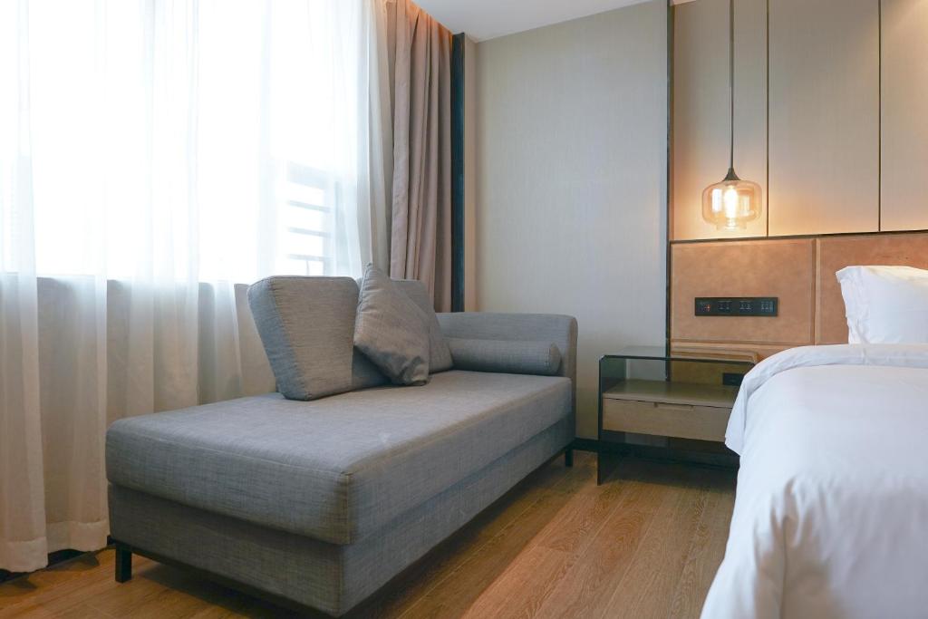 Postel nebo postele na pokoji v ubytování Paco Hotel Datang Metro Guangzhou