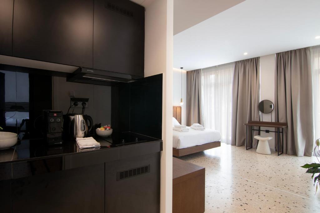 Ένα μπάνιο στο Mythodea Athens Suites