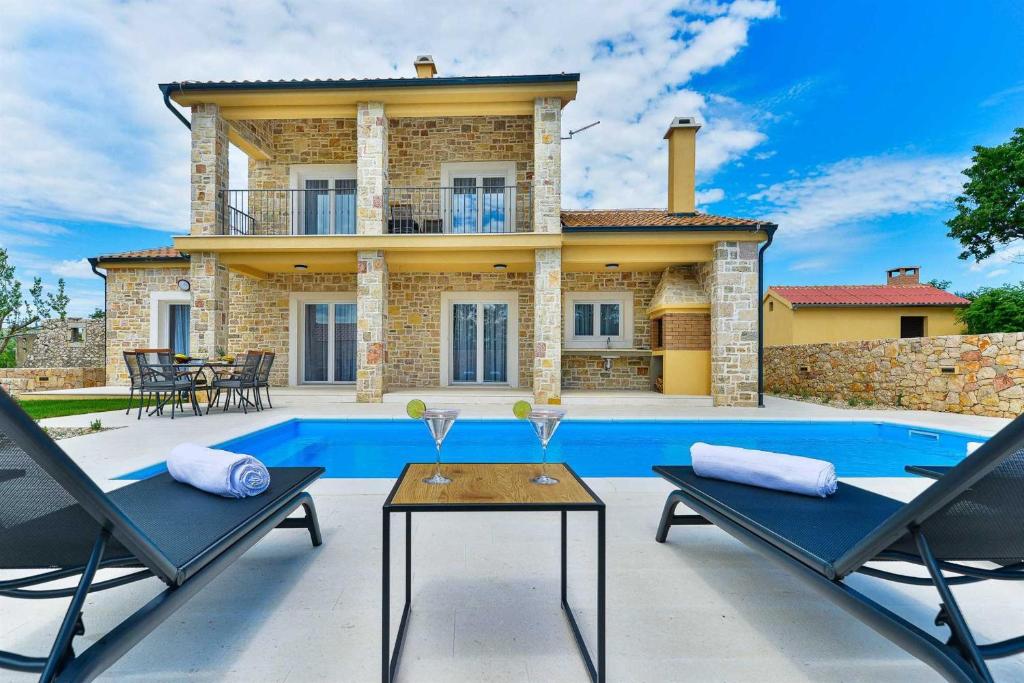Villa con piscina y casa en Luxury Stone Villa BANOVI with heated pool, en Vinjerac