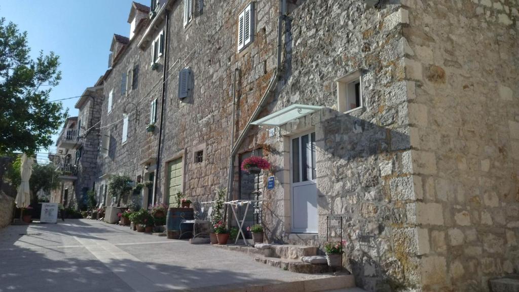 un callejón en un antiguo edificio de piedra en City Center Room Olivia, en Hvar