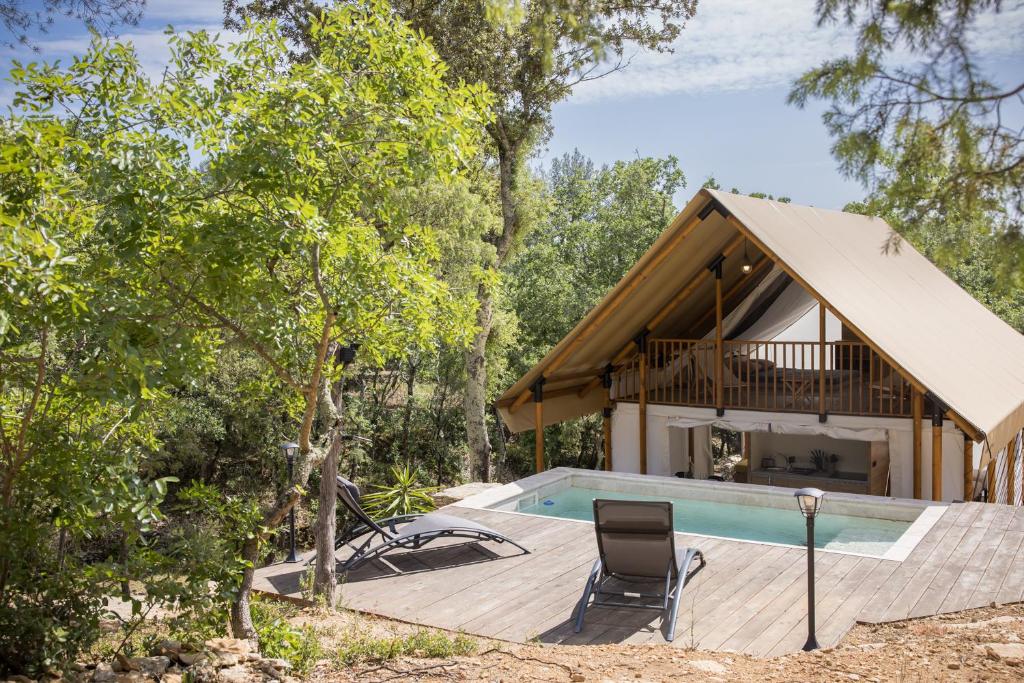 a house in the woods with a swimming pool at Le lodge de la Catouniere in Castillon-du-Gard