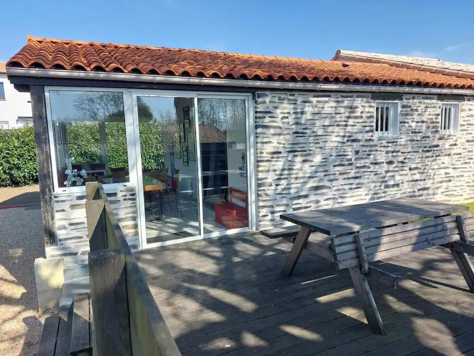 - une table de pique-nique sur le pont d'une maison dans l'établissement Maison Mon Rêve à 400m de la plage, à Saint-Michel-Chef-Chef